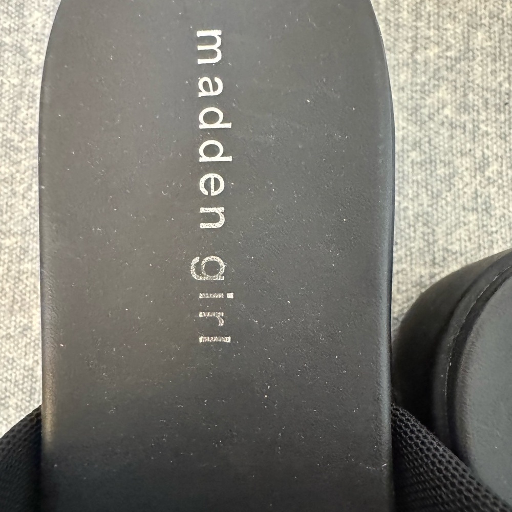 BNWOT | Cute Madden Girl Shelbie Black Platform Slide Sandals - Picture 3 of 4